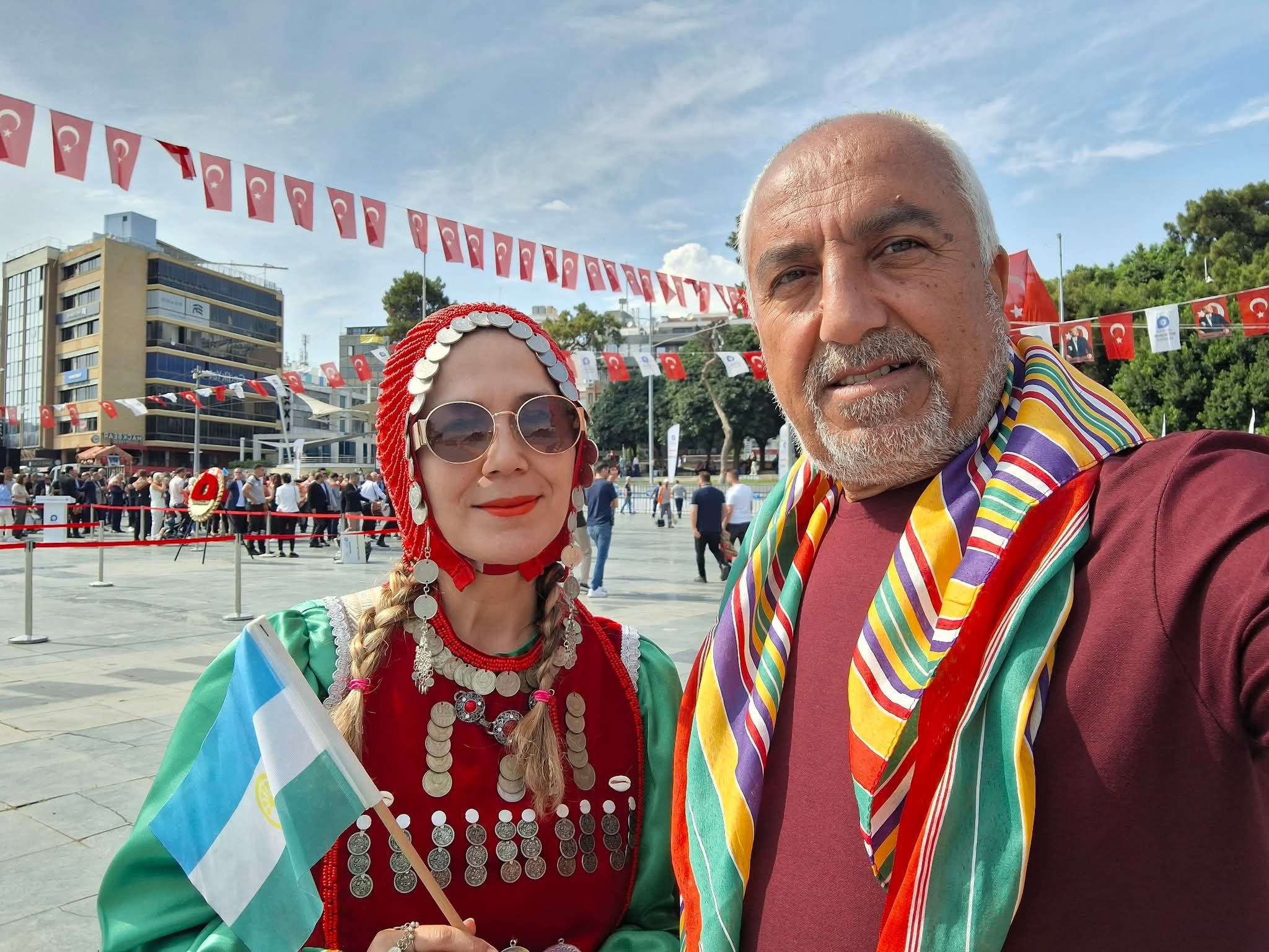 316157